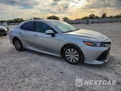 Czwarte zdjęcie samochodu z boku: 2018 TOYOTA CAMRY L VIN:4T1B11HK9JU070751 - miniatura