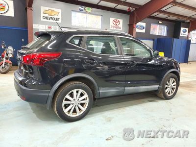 Trzecie zdjęcie samochodu z tyłu: 2017 NISSAN ROGUE SV VIN:JN1BJ1CR2HW110646 - miniatura