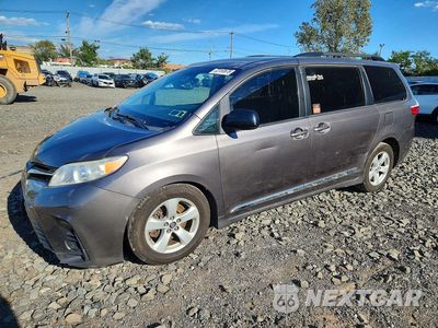 2018 TOYOTA SIENNA LE 5TDKZ3DC5JS902274 - główne zdjęcie licytacji z USA - miniatura