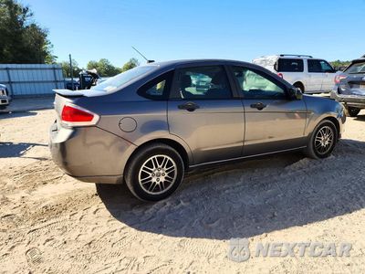 Trzecie zdjęcie samochodu z tyłu: 2010 FORD FOCUS SE VIN:1FAHP3FN2AW240190 - miniatura