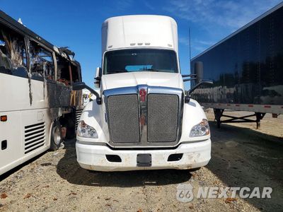 Piąte zdjęcie samochodu w środku: 2015 KENWORTH T680 SEMI TRUCK VIN:1XKYA48X2FJ462463 - miniatura