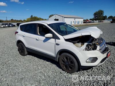 Czwarte zdjęcie samochodu z boku: 2019 FORD ESCAPE SE VIN:1FMCU9GD1KUB90445 - miniatura