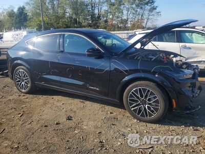 Czwarte zdjęcie samochodu z boku: 2024 FORD MUSTANG MACH-E PREMIUM VIN:3FMTK3SU6RMA22809 - miniatura