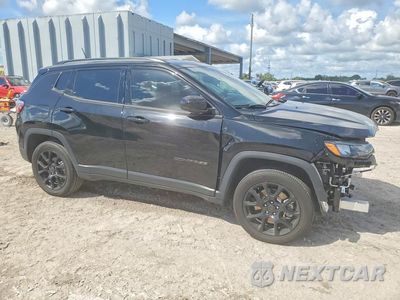 Czwarte zdjęcie samochodu z boku: 2025 JEEP COMPASS LATITUDE VIN:3C4NJDBN2ST586922 - miniatura