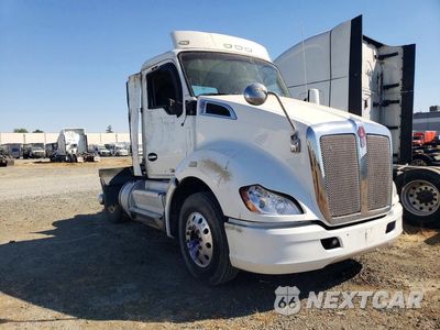 Czwarte zdjęcie samochodu z boku: 2016 KENWORTH T680 SEMI TRUCK VIN:1XKYAP8X5GJ121478 - miniatura