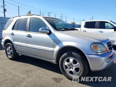 Czwarte zdjęcie samochodu z boku: 2002 MERCEDES-BENZ ML 320 VIN:4JGAB54EX2A314135 - miniatura