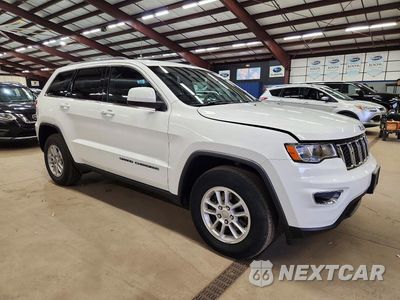 Czwarte zdjęcie samochodu z boku: 2020 JEEP GRAND CHEROKEE LAREDO VIN:1C4RJFAG2LC167417 - miniatura