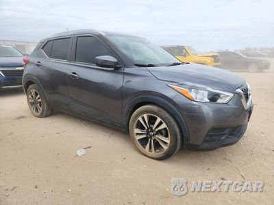 Czwarte zdjęcie samochodu z boku: 2020 NISSAN KICKS SV VIN:3N1CP5CV4LL496525 - miniatura