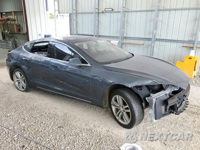 Czwarte zdjęcie samochodu z boku: 2013 TESLA MODEL S VIN:5YJSA1CN9DFP27695 - miniatura