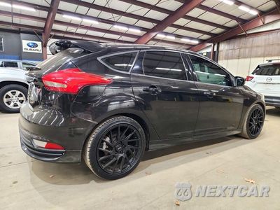 Trzecie zdjęcie samochodu z tyłu: 2017 FORD FOCUS ST VIN:1FADP3L96HL311196 - miniatura