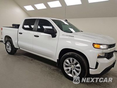 Czwarte zdjęcie samochodu z boku: 2021 CHEVROLET SILVERADO C1500 CUSTOM VIN:3GCPWBEK3MG323642 - miniatura