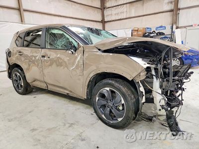 Czwarte zdjęcie samochodu z boku: 2025 NISSAN ROGUE SV VIN:5N1BT3BB9SC818436 - miniatura