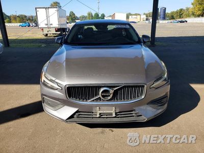 Piąte zdjęcie samochodu w środku: 2020 VOLVO S60 T6 MOMENTUM VIN:7JRA22TK7LG037695 - miniatura