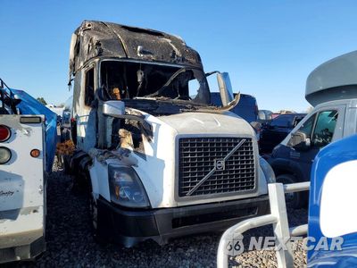 Czwarte zdjęcie samochodu z boku: 2015 VOLVO VNL SEMI TRUCK VIN:4V4NC9EG1FN175591 - miniatura