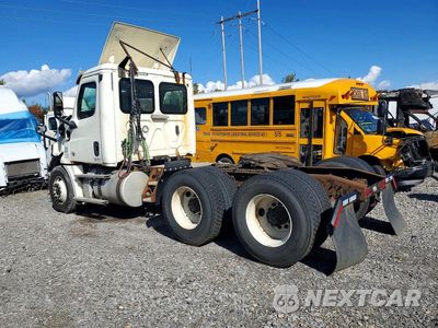 Drugie zdjęcie samochodu z przodu: 2018 FREIGHTLINER CASCADIA 126 SEMI TRUCK VIN:3AKJHLDV7JSJX5301 - miniatura