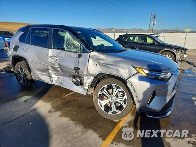 Czwarte zdjęcie samochodu z boku: 2023 TOYOTA RAV4 PRIME XSE VIN:JTMFB3FV1PD163381 - miniatura