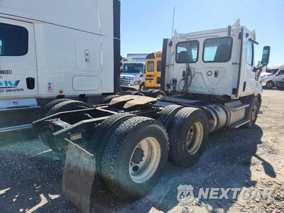 Trzecie zdjęcie samochodu z tyłu: 2019 FREIGHTLINER CASCADIA 1 - SEMI TRUCK VIN:3AKJHTDV4KSKP8256 - miniatura
