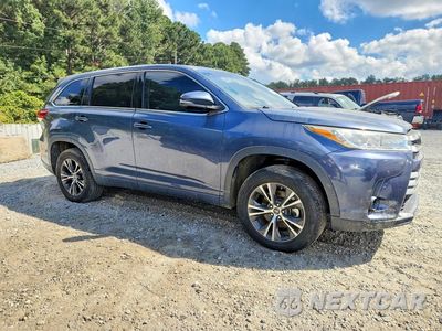 Czwarte zdjęcie samochodu z boku: 2017 TOYOTA HIGHLANDER LE VIN:5TDZZRFH2HS198054 - miniatura