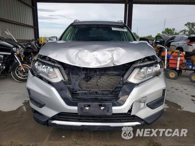 Piąte zdjęcie samochodu w środku: 2017 NISSAN ROGUE S VIN:JN8AT2MV5HW010629 - miniatura