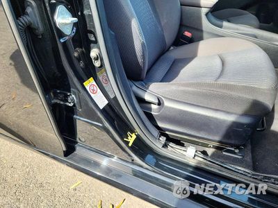 Zdjęcie 12 z 13 samochodu: 2017 TOYOTA PRIUS TWO VIN:JTDKBRFUXH3029503 - miniatura