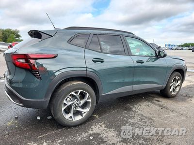 Trzecie zdjęcie samochodu z tyłu: 2025 CHEVROLET TRAX 1LT VIN:KL77LHEP4SC323928 - miniatura