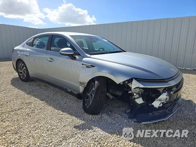 Czwarte zdjęcie samochodu z boku: 2026 HYUNDAI SONATA HYBRID BLUE VIN:KMHL24JJ9TA144775 - miniatura