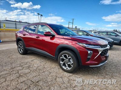 Czwarte zdjęcie samochodu z boku: 2025 CHEVROLET TRAX 1LT VIN:KL77LHEP7SC276880 - miniatura