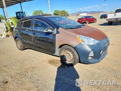 Czwarte zdjęcie samochodu z boku: 2014 TOYOTA PRIUS C ONE VIN:JTDKDTB32E1084460 - miniatura
