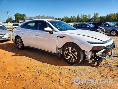 Czwarte zdjęcie samochodu z boku: 2026 HYUNDAI SONATA HYBRID BLUE VIN:KMHL24JJ7TA168962 - miniatura