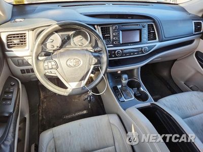 Zdjęcie 8 z 12 samochodu: 2014 TOYOTA HIGHLANDER LE PLUS VIN:5TDBKRFH5ES052118 - miniatura