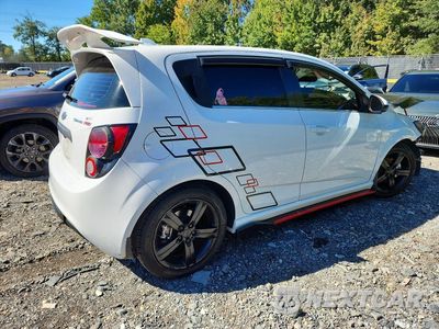 Trzecie zdjęcie samochodu z tyłu: 2013 CHEVROLET SONIC RS VIN:1G1JH6SB2D4169748 - miniatura