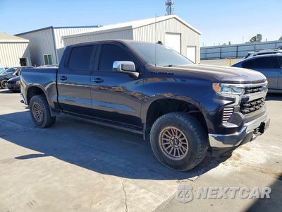Czwarte zdjęcie samochodu z boku: 2022 CHEVROLET SILVERADO K1500 LT VIN:3GCPDDEK4NG570400 - miniatura