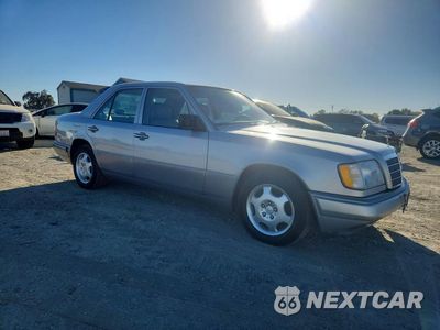 Czwarte zdjęcie samochodu z boku: 1995 MERCEDES-BENZ E 320 BASE VIN:WDBEA32E6SC229442 - miniatura