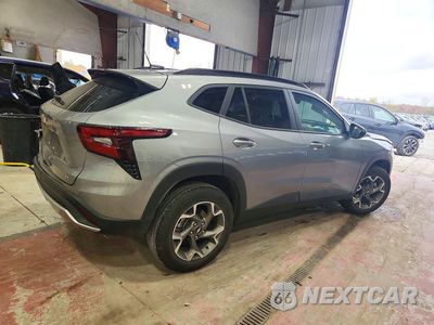 Trzecie zdjęcie samochodu z tyłu: 2025 CHEVROLET TRAX 1LT VIN:KL77LHEPXSC325103 - miniatura