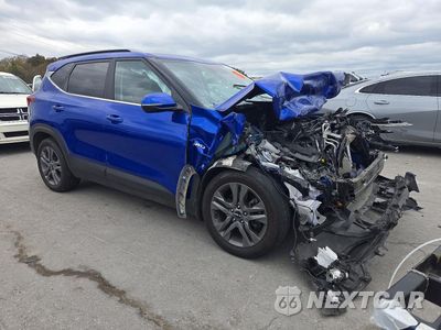 Czwarte zdjęcie samochodu z boku: 2023 KIA SELTOS S VIN:KNDEUCAA2P7442542 - miniatura