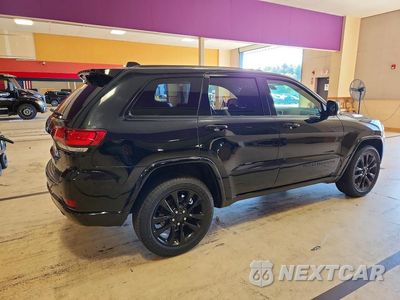 Trzecie zdjęcie samochodu z tyłu: 2018 JEEP GRAND CHEROKEE LAREDO VIN:1C4RJFAG0JC217860 - miniatura