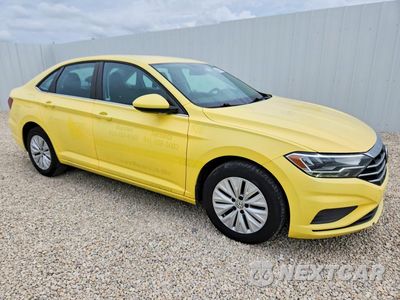 Czwarte zdjęcie samochodu z boku: 2019 VOLKSWAGEN JETTA S VIN:3VWC57BU4KM077006 - miniatura