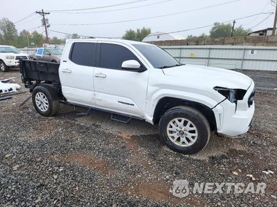Czwarte zdjęcie samochodu z boku: 2025 TOYOTA TACOMA SR5 VIN:3TMKB5FN9SM039849 - miniatura
