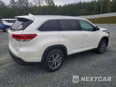 Trzecie zdjęcie samochodu z tyłu: 2019 TOYOTA HIGHLANDER XLE VIN:5TDKZRFH1KS553644 - miniatura