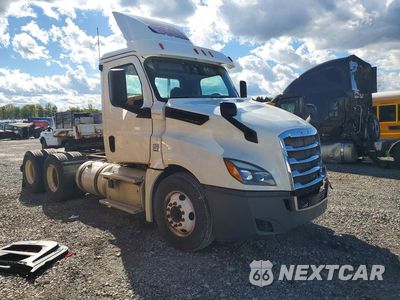 Czwarte zdjęcie samochodu z boku: 2018 FREIGHTLINER CASCADIA 126 SEMI TRUCK VIN:3AKJHLDV7JSJX5301 - miniatura