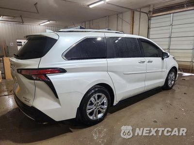 Trzecie zdjęcie samochodu z tyłu: 2022 TOYOTA SIENNA PLATINUM 7-PASSENGER VIN:5TDESKFC2NS066972 - miniatura