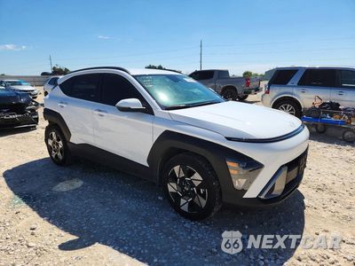 Czwarte zdjęcie samochodu z boku: 2025 HYUNDAI KONA SEL VIN:KM8HC3AB3SU213897 - miniatura