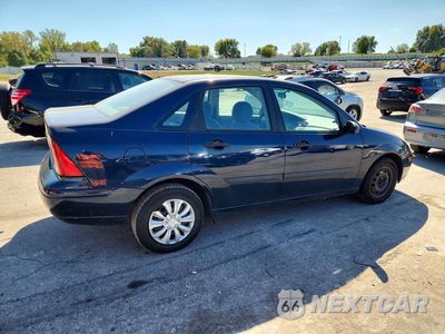 Trzecie zdjęcie samochodu z tyłu: 2004 FORD FOCUS LX VIN:1FAFP33P44W201800 - miniatura