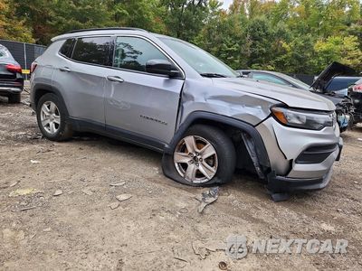 Czwarte zdjęcie samochodu z boku: 2022 JEEP COMPASS LATITUDE VIN:3C4NJCBB8NT155778 - miniatura