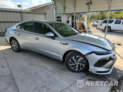 Czwarte zdjęcie samochodu z boku: 2026 HYUNDAI SONATA HYBRID BLUE VIN:KMHL24JJ1TA180962 - miniatura