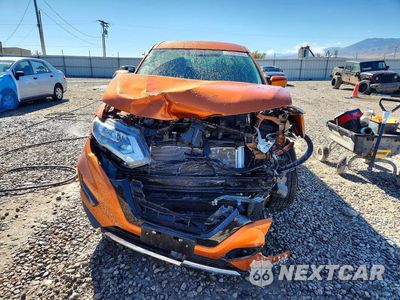 Piąte zdjęcie samochodu w środku: 2017 NISSAN ROGUE S VIN:5N1AT2MV2HC733668 - miniatura