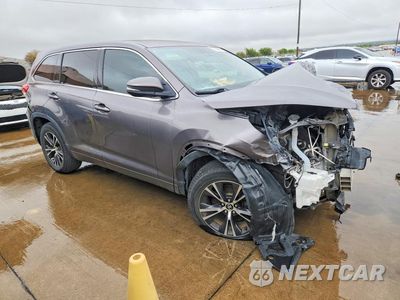 Czwarte zdjęcie samochodu z boku: 2018 TOYOTA HIGHLANDER LE PLUS VIN:5TDZZRFH0JS251193 - miniatura