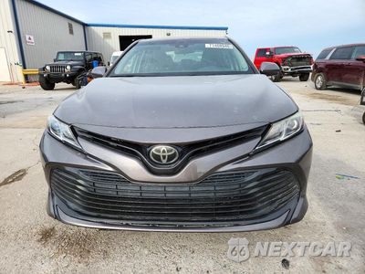 Piąte zdjęcie samochodu w środku: 2018 TOYOTA CAMRY LE VIN:4T1B11HK8JU593579 - miniatura
