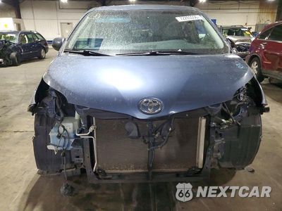 Piąte zdjęcie samochodu w środku: 2017 TOYOTA SIENNA XLE 8-PASSENGER VIN:5TDYZ3DC4HS803627 - miniatura