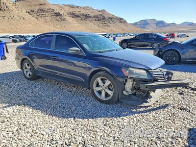 Czwarte zdjęcie samochodu z boku: 2013 VOLKSWAGEN PASSAT SE VIN:1VWBP7A31DC105931 - miniatura
